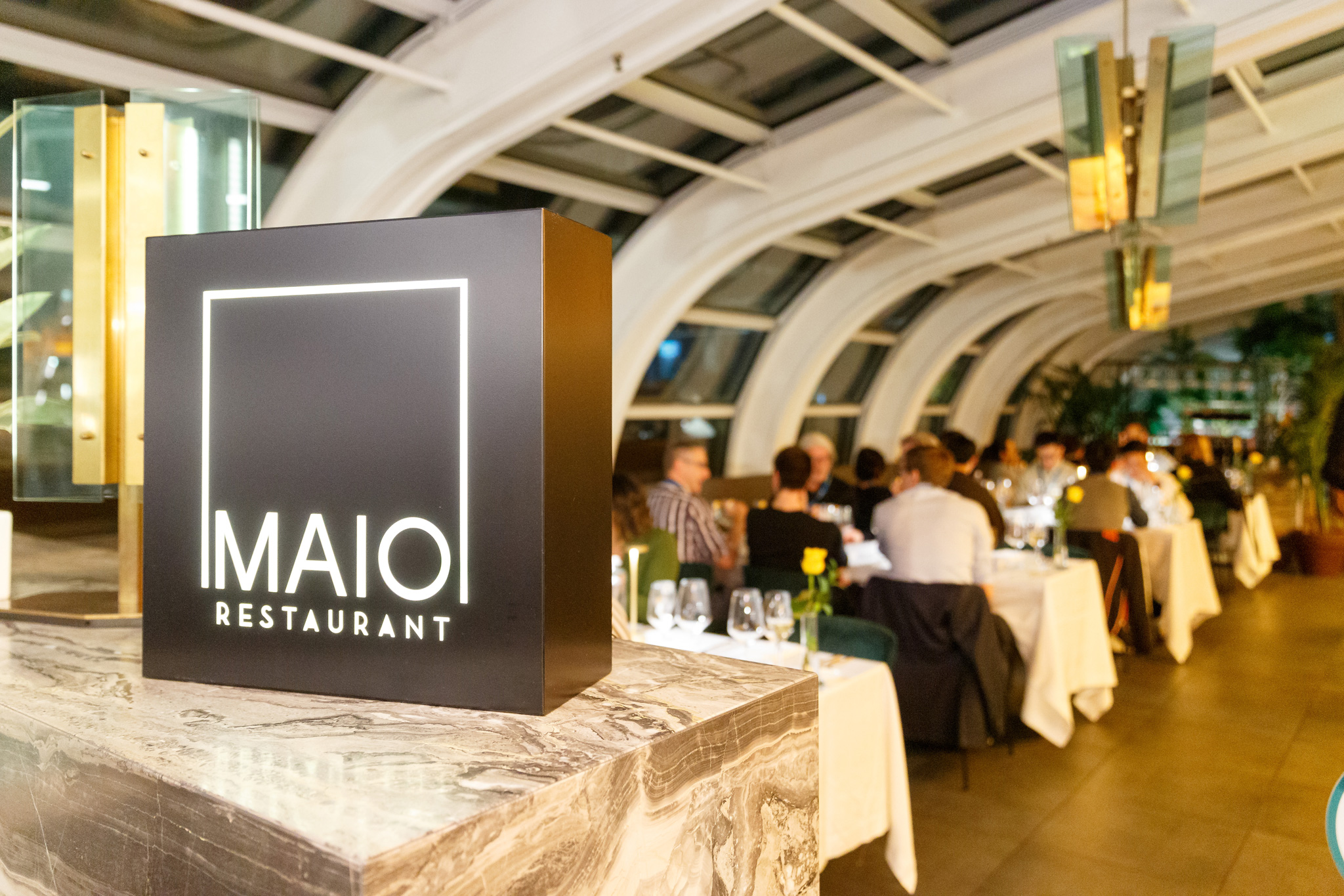 foto evento euroqol Foto del logo del ristorante "Maio Restaurant" dove i partecipanti all'evento EuroQol mangiano felici