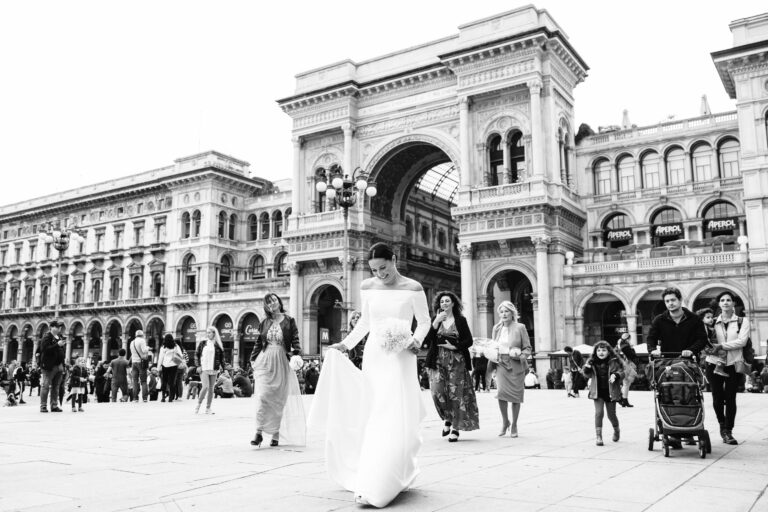 Una sposa in piazza Duomo a Milano