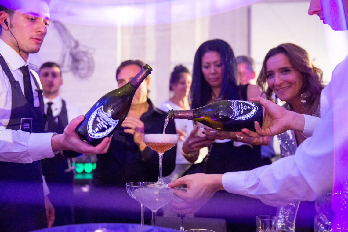 fotografo-compleanno-milano Fotografo di una festa con champagne a Milano