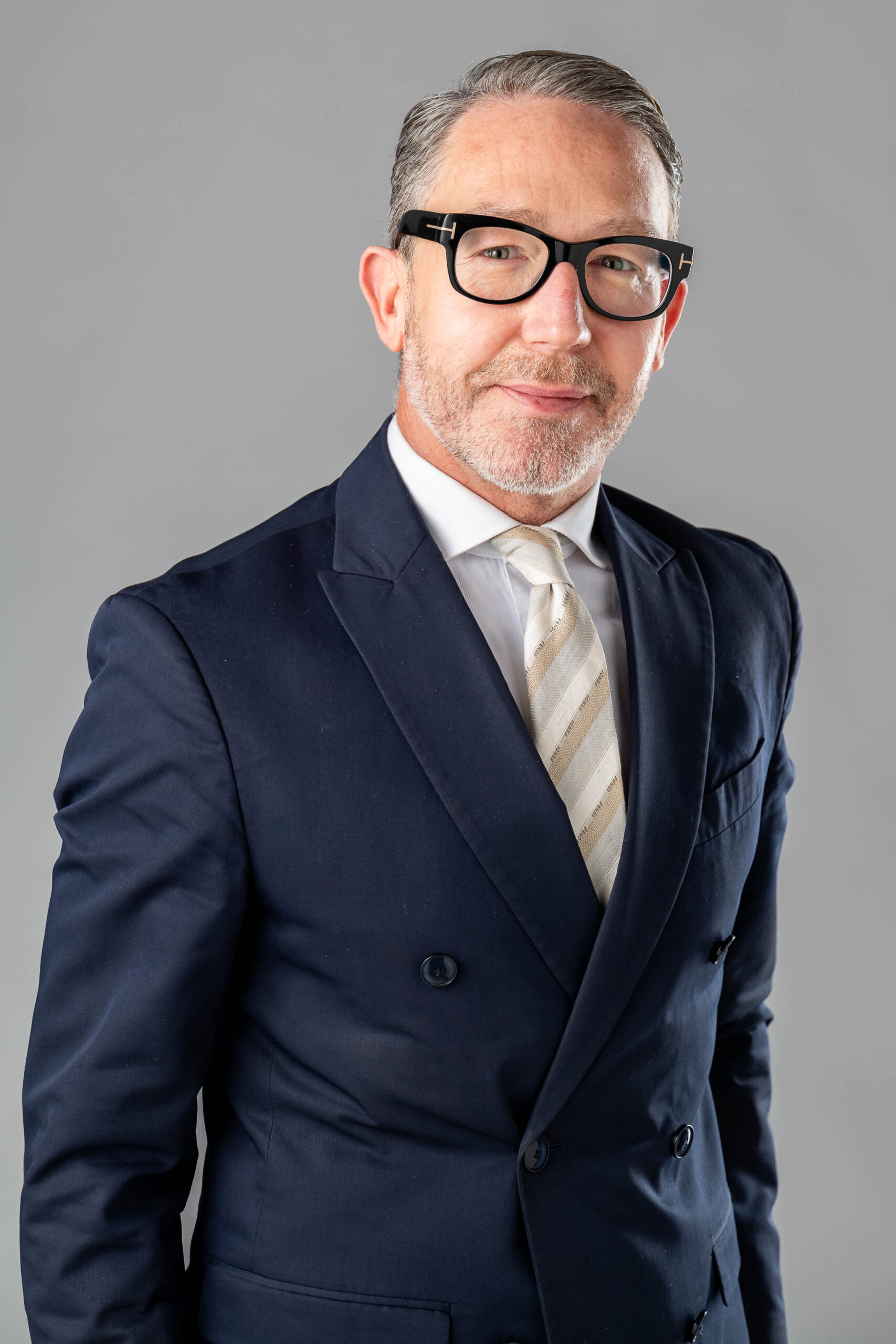 DSV-250131-1038 Ritratto professionale di un manager della finanza
