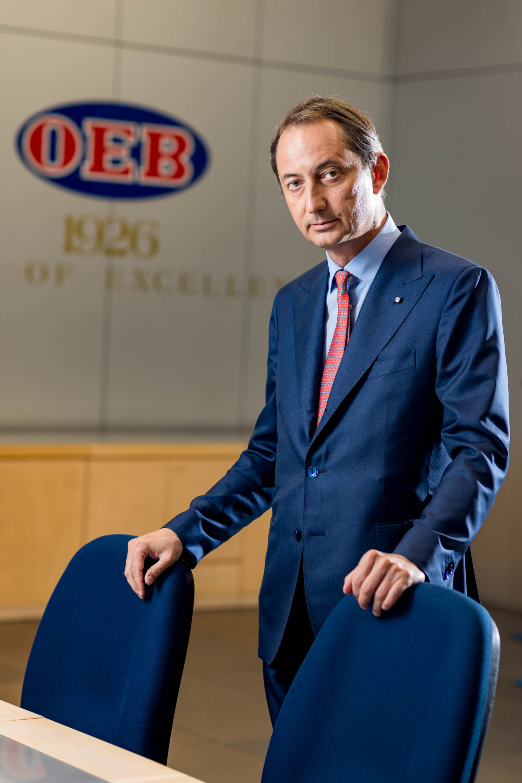 DSV-230317-0006 Ritratto business ambientato di un manager nel suo ufficio moderno a Milano, illuminazione naturale e posa professionale